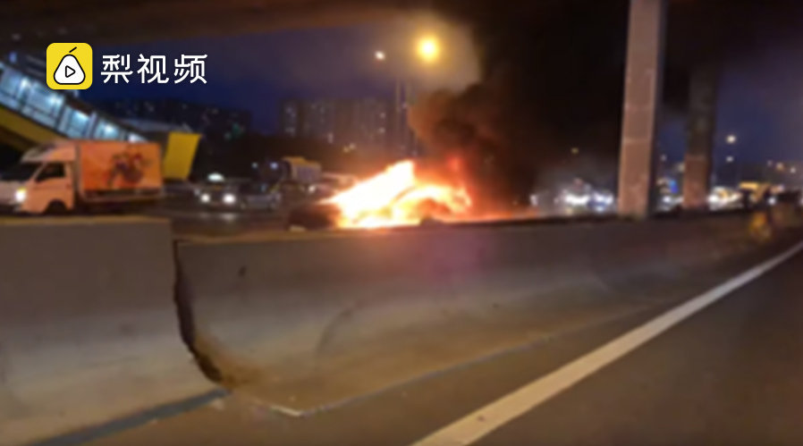 美國(guó)特斯拉撞車起火致三死事件深度解析，特斯拉撞車起火事件深度解析，悲劇背后的原因與啟示