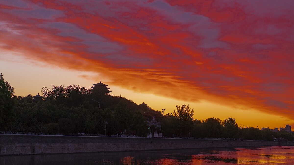 北京深紅色朝霞，北京朝霞映紅天際