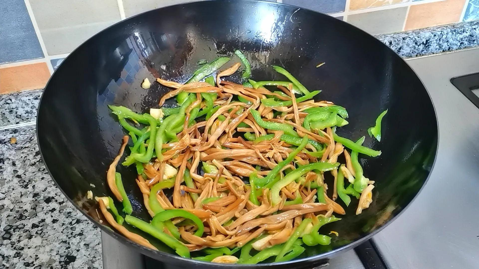 黃花菜的美味烹飪之道，如何做出好吃的黃花菜，黃花菜美味烹飪秘訣，打造佳肴的秘訣揭曉！